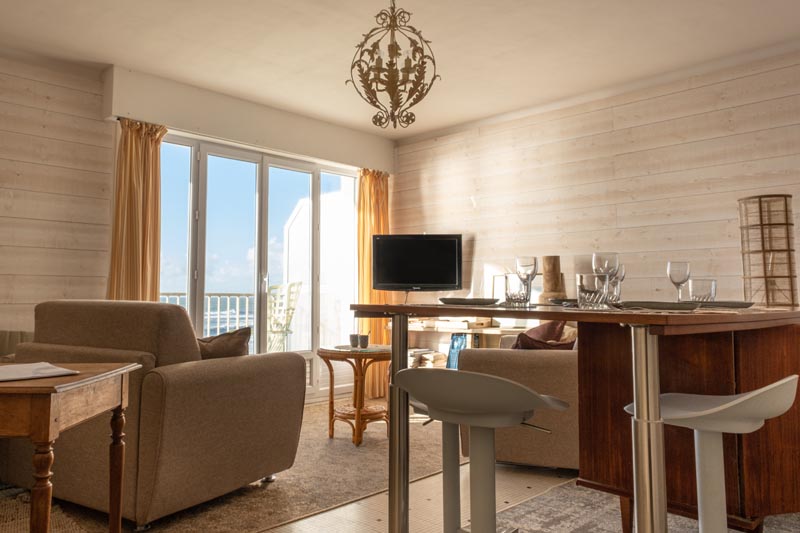 location-appartement-vacances-sion-sur-l-ocean-T2-salon-cosy-sensitive