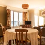 location-appartement-vacances-sion-sur-l-ocean-T2-table-rose